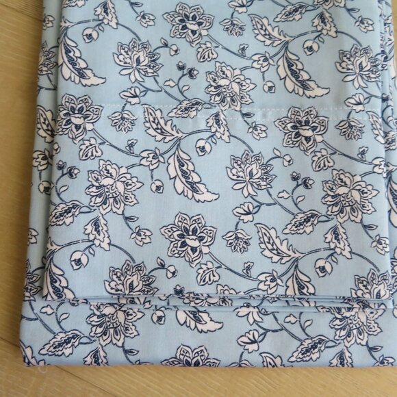 Set 2 Standard Pillowcases Blue White Floral Cotton Polyester New Open Package - Picture 1 of 7